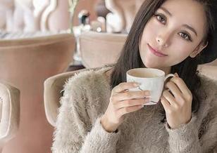 青豆客 - 无意中看到这组尤美Yumi校园图，下载的时候真想着能不能收个签名。