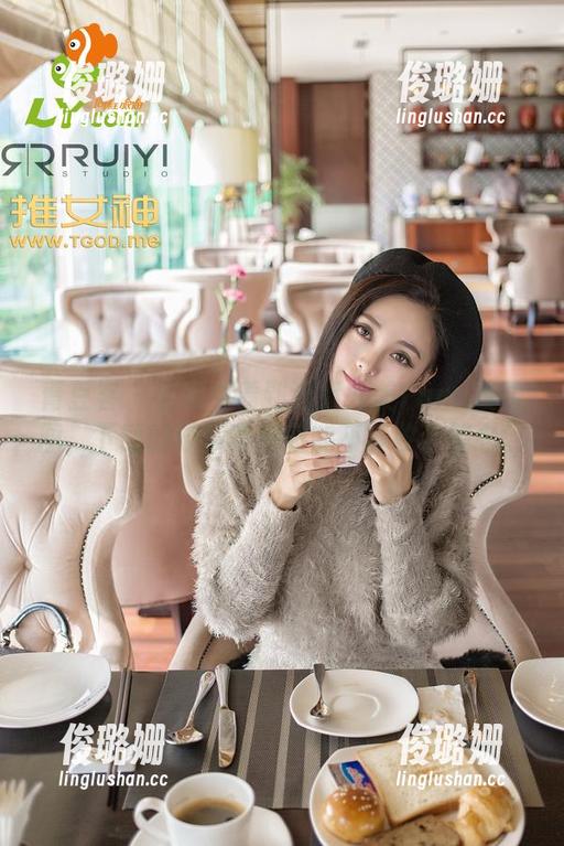 青豆客 - 无意中看到这组尤美Yumi校园图，下载的时候真想着能不能收个签名。