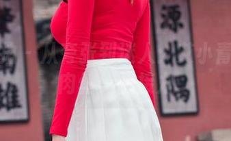 魔镜街拍 - 从夸张到迷人：艾小青的短裙肉丝美图接力