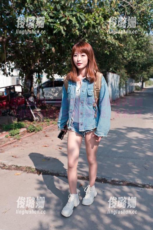 原图见过吗？魔镜街拍黑色包臀裙小姐姐，细跟小高跟搭配得恰到好处，快来分享一下吧！