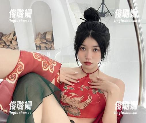 微密圈 - 图集分享：鱼神鱼在黑色泳装里游泳，喂，看这身材，太吓人了！